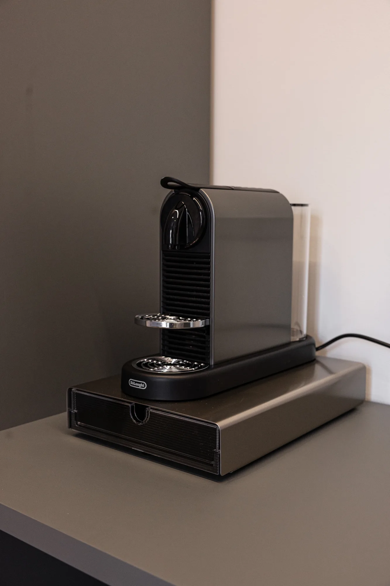 Black De'Longhi coffee machine on a countertop