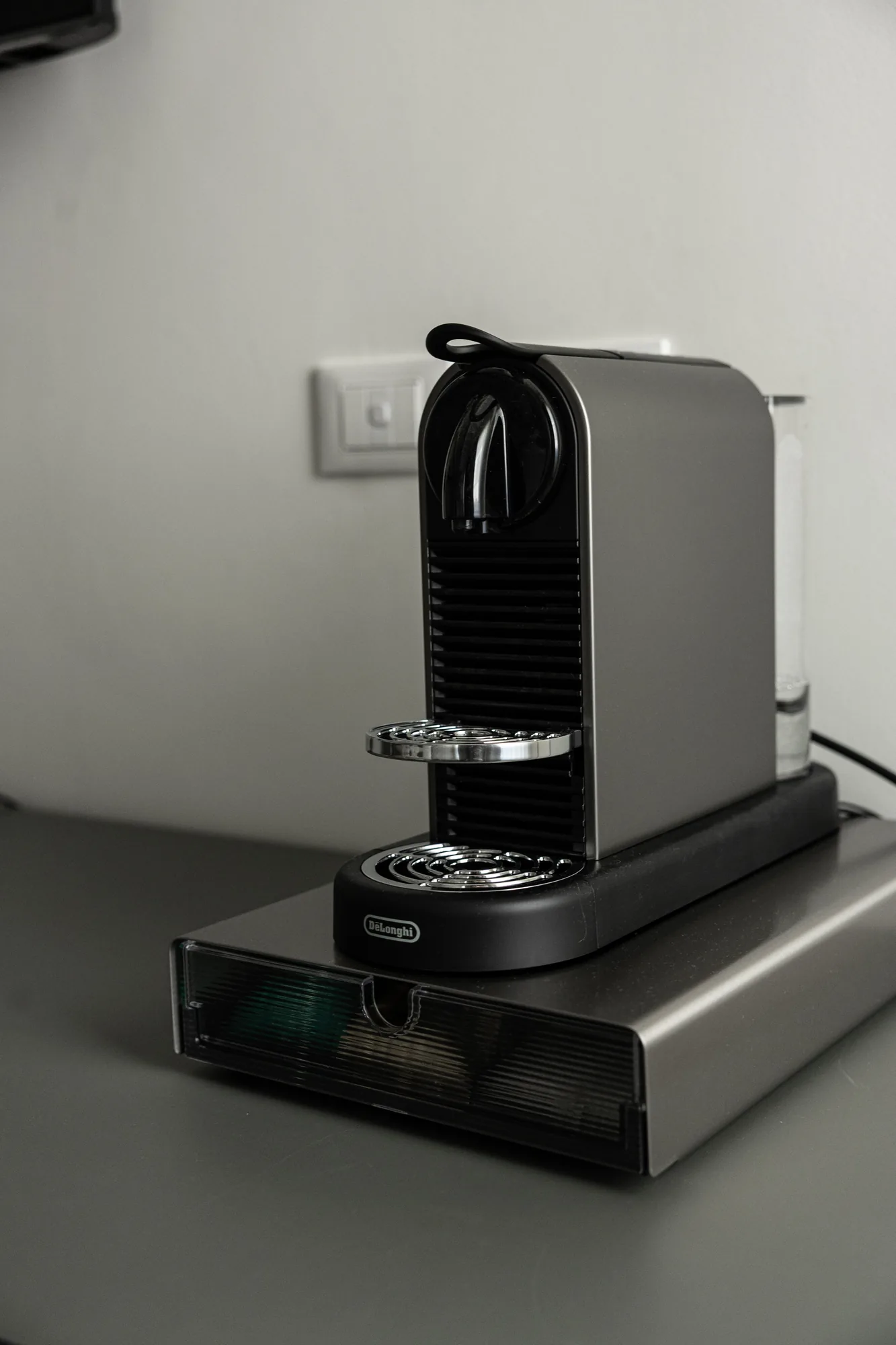 Macchina da caffè De’Longhi su un piano di lavoro, vista frontale laterale