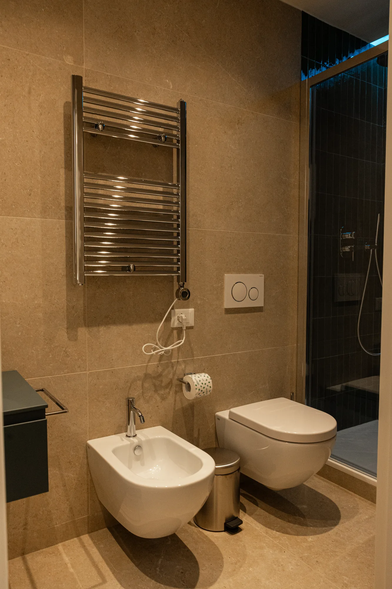 Bagno moderno con bidet, WC, scaldasalviette e doccia in vetro